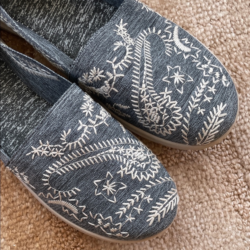 Cloudwalkers by Avenue, Gray with Ivory Embroidery Slip-On Shoes, Kirstie 11W